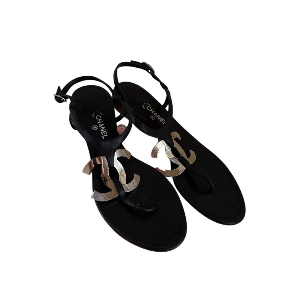 Vintage CHANEL black leather Thong sandals with Large CC metal logo sz 8.5